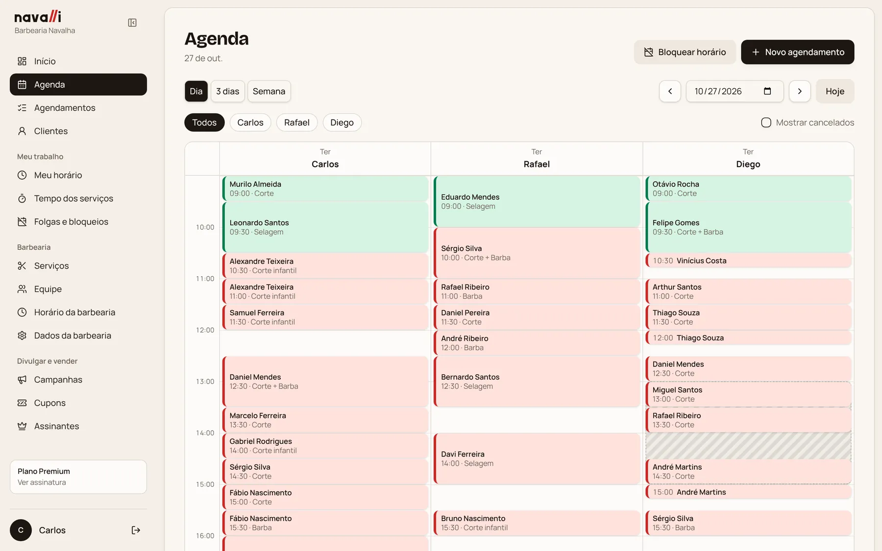 Tela da agenda do dia com as colunas dos barbeiros Carlos, Rafael e Diego cheias de horários